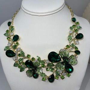 🍀NWT Stunning Emerald Green🍀 Crystal Floral Statement Necklace